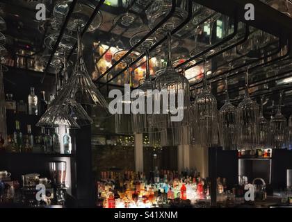 Bicchieri da cocktail appesi sopra il bar - IL BAR CECIL BEATON - Theatre Royal a Drury Lane, Londra Foto Stock