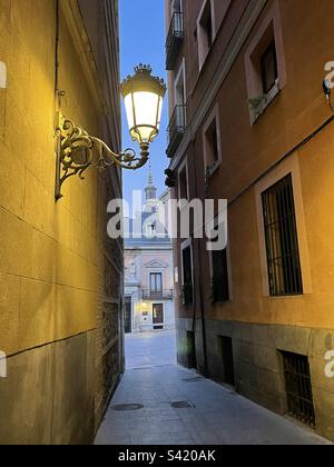 Codo Street, vista notturna. Madrid, Spagna. Foto Stock