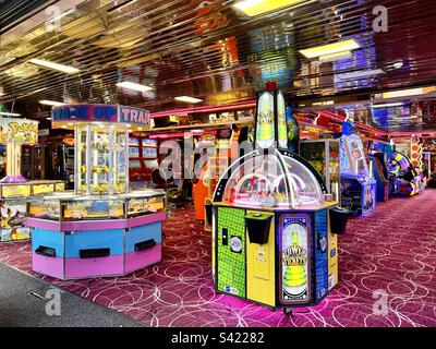 Macchine per videogiochi e slot machine a gettoni sul lungomare di Hastings Beach, East Sussex, Inghilterra Foto Stock