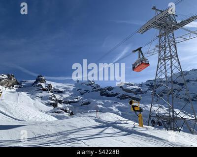 Gondola con il Monte Titlis sullo sfondo. Engelberg, Svizzera. Foto Stock