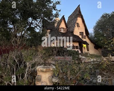 La Casa di Spadena, a.k.a. La Witch’s House, fu costruita nel 1921 per uno studio a Culver City. È stato trasferito a Beverly Hills e convertito in una casa privata nel 1926. Foto Stock