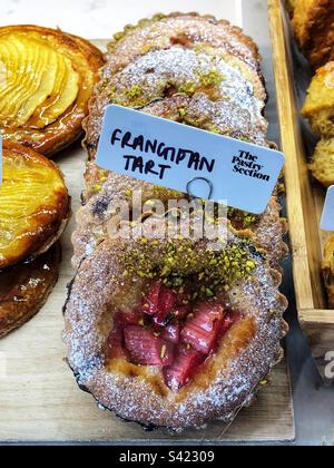 Crostata Frangipane nella vetrina del panificio Foto Stock