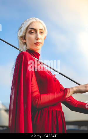 Bella ragazza cosprayer in elegante vestito rosso Foto Stock