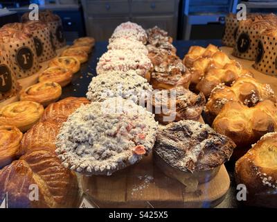 Vista dei dolci in mostra su una panetteria francese. Foto scattata in Francia nell'agosto 2022 Foto Stock