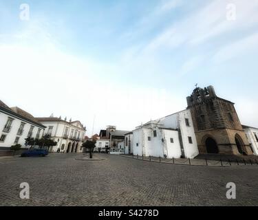 La piazza della città vecchia con il municipio, la cattedrale e il campanile a Faro, Portogallo. Largo da sé, la cattedrale cattolica di Santa Maria Foto Stock