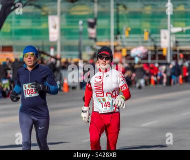 Toronto Ontario, Canada - 17Jolly novembre 2019: Gli uomini che corrono nel divertimento di Holly Jolly corrono prima della parata annuale di Babbo Natale di Toronto. Foto Stock