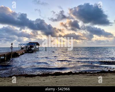 Alba sulla spiaggia di Hopkins, Belize Foto Stock