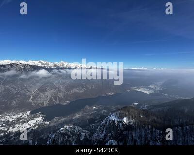 Lago di Bohinj nel parco nazionale sloveno Triglav visto dal monte Vogel Foto Stock