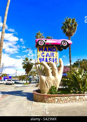 Un cartello che attira l'attenzione fuori dallo Studio City Hand Car Wash a Los Angeles, California. Foto Stock