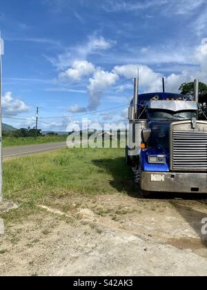 Semi-camion parcheggiato sul lato della Hummingbird Highway a Middlesex, Stann Creek District, Belize Foto Stock