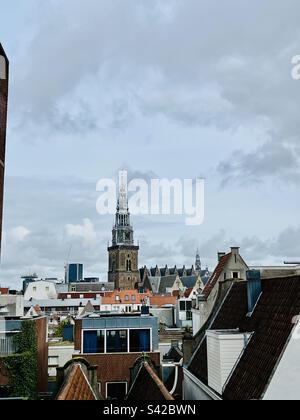 Vista sul tetto dell'Oude Kerk (che significa Chiesa Vecchia), l'edificio più antico di Amsterdam. Foto Stock