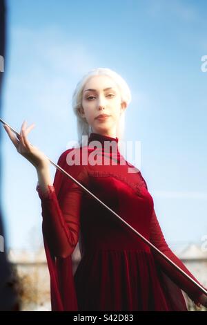 Elegante cosplay ragazza vestita come un elfo o personaggio di Game of Thrones Foto Stock