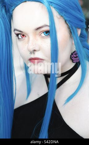 Ragazza ribelle teen con capelli blu e piercing viso che indossano colorate lenti a contatto Foto Stock