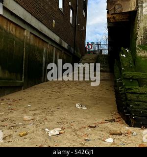 Passi che conducono a Wapping Foreshore e Tamigi fiume londra Foto Stock