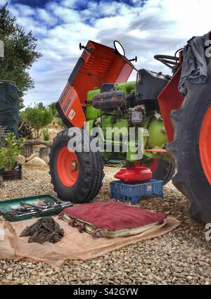 Cambio dell'olio del trattore, Catalogna, Spagna. Foto Stock