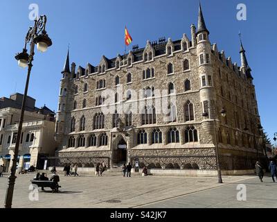 Casa Botines, Leon, vecchia Castiglia, Spagna. Progettato e costruito da Antoni Gaudi tra il 1891 e il 92. Foto Stock