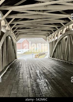 Ponte coperto di campagna Foto Stock