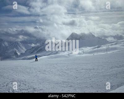 Pista da sci con vista panoramica sul ghiacciaio Zugspitze, la montagna tedesca più alta. Foto Stock