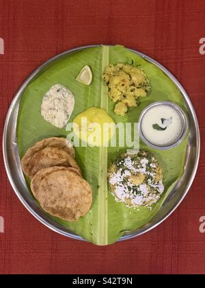 Thali Maharashtrian servito in occasione di Gudi Padwa (anno nuovo) Foto Stock