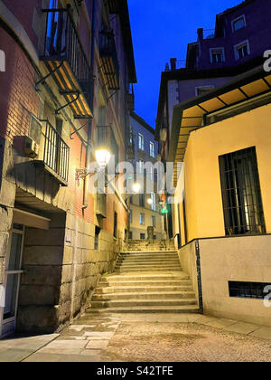Vista sulla strada, di notte. Austrias distrito, Madrid, Spagna. Foto Stock