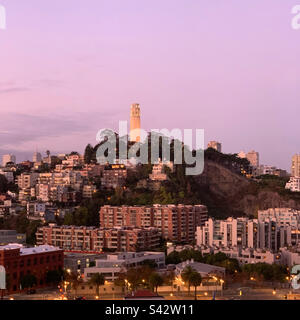 Novembre 2022, Dawn Over Coit Tower, Telegraph Hill, San Francisco, California, Stati Uniti Foto Stock