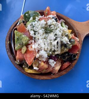 Immagine ravvicinata di un'insalata greca su sfondo blu Foto Stock