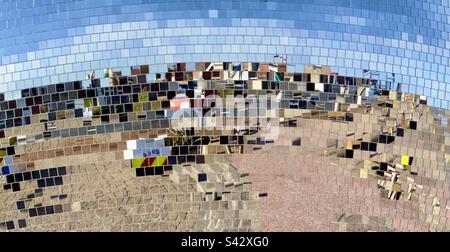 Un primo piano della gigantesca palla di glitter sul lungomare di Blackpool con il mare e i dintorni riflessi in esso Foto Stock