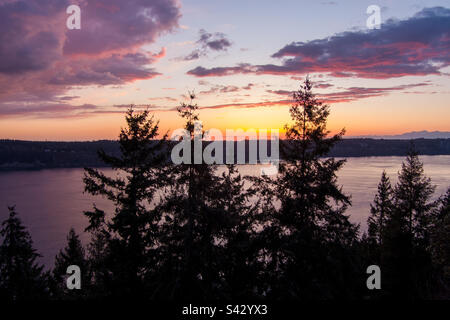 Tacoma Narrows e le montagne olimpiche al tramonto Foto Stock