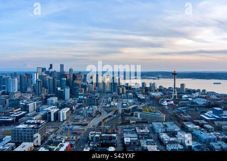 Vista aerea del lungomare del centro di Seattle al tramonto a marzo Foto Stock