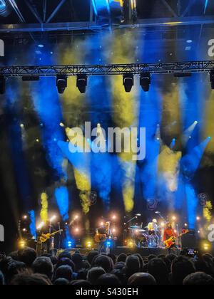 The Pixies in concerto alla Cardiff International Arena, 2023 marzo, durante il tour di Doggerel. Foto Stock