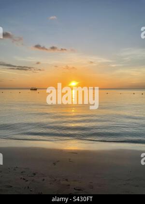 Tramonto dalla spiaggia di Negril, Giamaica. Foto Stock