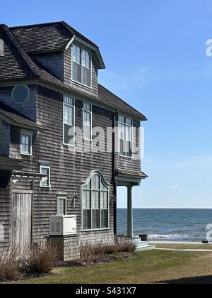 Casa in legno con aragled lungo l'acqua, il Long Island Sound. Preso a Westport, Connecticut, Stati Uniti durante l'inizio di primavera. Foto Stock