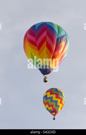 Mongolfiera di colore arcobaleno ad Albuquerque, New Mexico Foto Stock