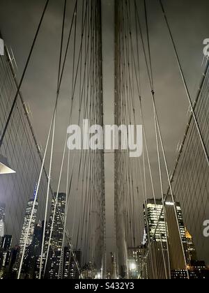 Vista dal Ponte di Brooklyn di notte. Foto scattata a New York nel dicembre 2022 Foto Stock