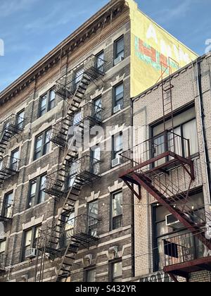 Edificio in pietra di New York con scale in ferro all'aperto nel piccolo quartiere iltaly. Foto scattata a New York nel dicembre 2022 Foto Stock