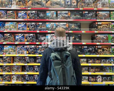 Londra, Regno Unito. Un uomo guarda una serie di Lego in un negozio di giocattoli. Credito: Katie Collins/Stockimo Foto Stock