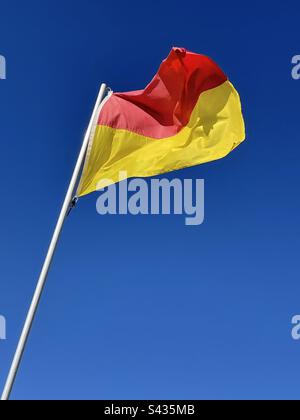 Bandiera di sicurezza del bagnino sulla costa atlantica Foto Stock