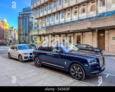 Il SUV di lusso Rolls Royce Cullinan è parcheggiato nel Park Place nel centro di Leeds Foto Stock