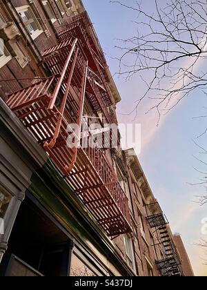 Scale di ferro esterne in un edificio di New York. Foto scattata a New York nel dicembre 2022 Foto Stock