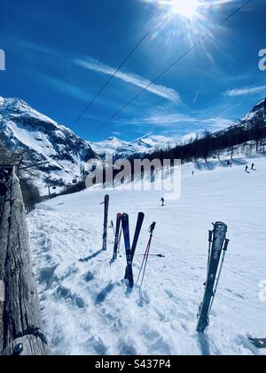 Vista giù pista blu la Daille, Val d'Isere, dal ristorante le Trifollet, Savoia, Francia Foto Stock