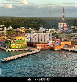 Gennaio, 2023, Vista da una nave da crociera nel porto di International Pier, Cozumel, Quintana Roo, Messico Foto Stock