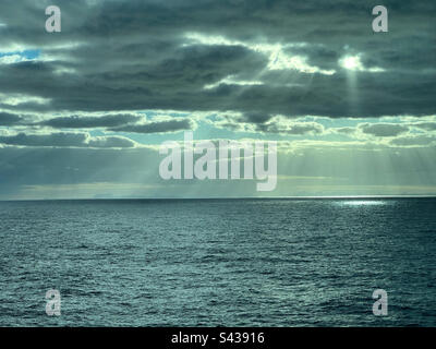 La luce del sole che scorre attraverso le nuvole la mattina sul Golfo del Messico Foto Stock