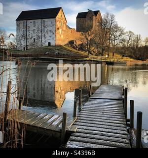 Il bellissimo castello antico di Kastelholm nell'arcipelago delle isole Åland, nella regione del Mar Baltico in Finlandia, in inverno. Vista su un molo in decadenza su un lago marino interno Foto Stock