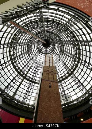 Coops Shot Tower si trova nel complesso di Melbourne Central sotto un tetto conico di vetro. Foto Stock