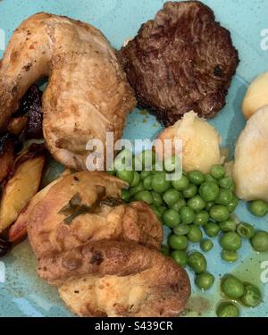 Immagine closeup di un tradizionale arrosto domenicale su uno sfondo turchese Foto Stock