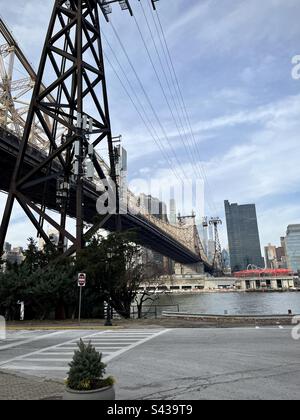 Ponte di Queensboro visto dall'isola di Roosevelt. Foto scattata a New York nel dicembre 2022 Foto Stock