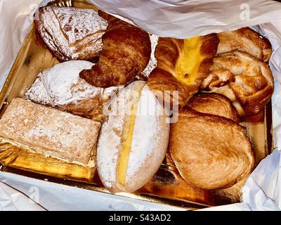 Varie piccole torte italiane appena sfornate come la pasta di Mille-feuille, croissant, brioche dolci Foto Stock