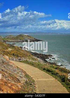 Wales strada costiera che si dirige ad est tra Langland Bay e Limeslade Bay. Foto Stock