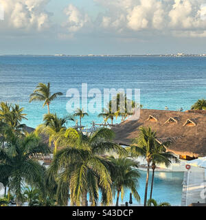 Gennaio 2023, Vista da una camera Club con balcone, Intercontinental Presidente Cancun Resort, zona degli hotel, Cancun, Quintana Roo, Penisola dello Yucatan, Messico Foto Stock