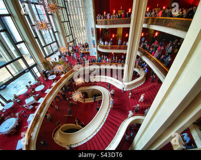 La scala centrale dell'Opera Metropolitan di New York City Foto Stock